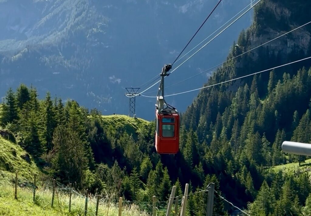 Cable car Allmenalp on its way up Kandersteg