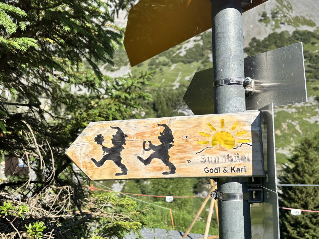 Godi Kari hiking trail signs in Sunnbuel